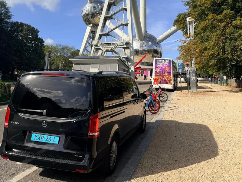 Jet Cab AMS 的黑色梅赛德斯-奔驰 V 级商务车停在布鲁塞尔原子球塔旁