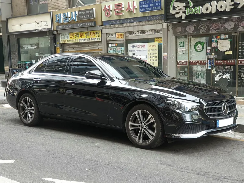 停在街边的黑色梅赛德斯-奔驰 E 级轿车(车型示意照片)