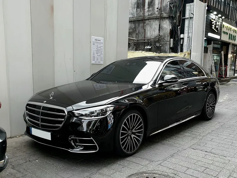 黑色梅赛德斯-奔驰 S 级轿车(车型示意照片)