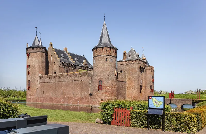 位于默伊登的默伊德城堡(Muiderslot),一座带圆塔和护城河的中世纪红砖城堡
